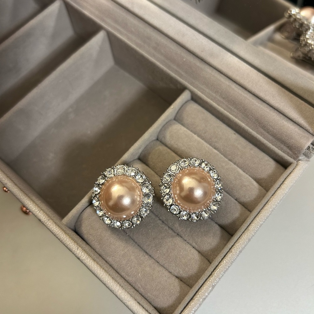 Kenneth Jay Lane vintage pearl earrings clip on